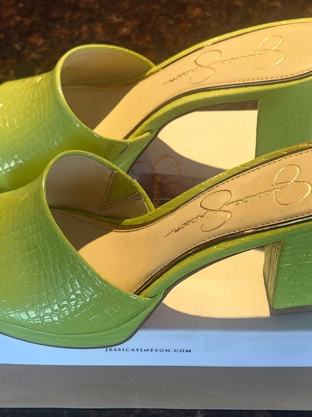 Jessica Simpson NWOT Neon Lime Croc-Embossed Block Heel Mules - Picture 1 of 3